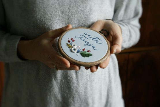 tamboerk z kwiatami napisem haft ręczny