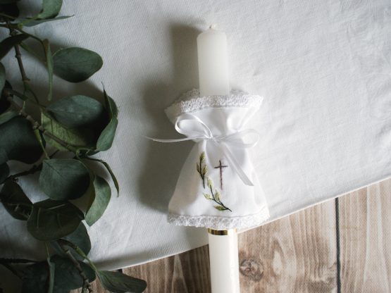 biała prosta gromnica świeca do chrztu śwętego z haftowaną ozdobą