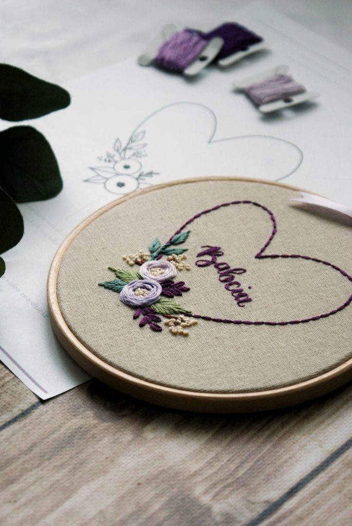 wzór do haftowania serce z kwiatami na Dzień Mamy Matki Babci prezent handmade